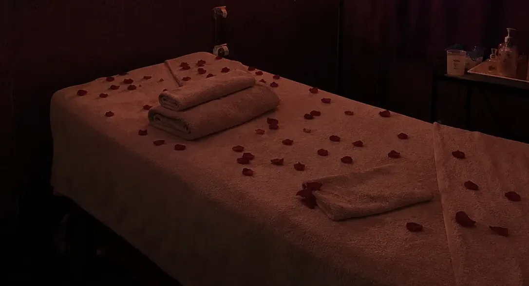 Masaj odasındaki masaj masası — Lila Spa, Eyüpsultan misafirlerine hizmet veren salon