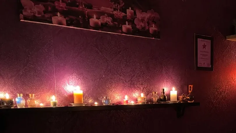 Masaj odasındaki mum rafı — Lila Spa, Eyüpsultan misafirlerine hizmet veren salon