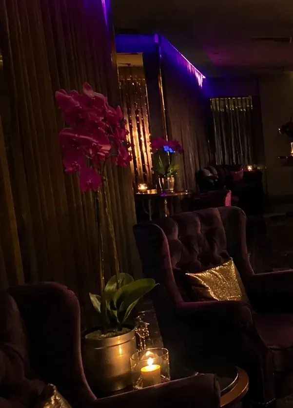 Bekleme alanı koltukları — Lila Spa, Eyüpsultan misafirlerine hizmet veren salon