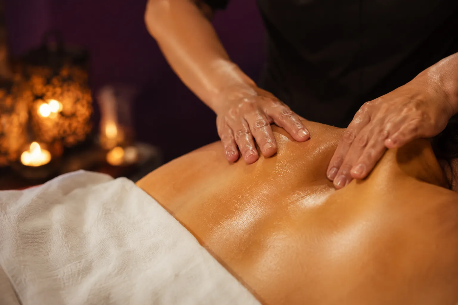 Sırt masajı uygulaması — Lila Spa, Eyüpsultan misafirlerine hizmet veren salon